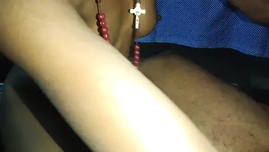 Hintli hıristiyan kız yarak emiyor ve domaltarak sikiliyor derin sikişiyor.