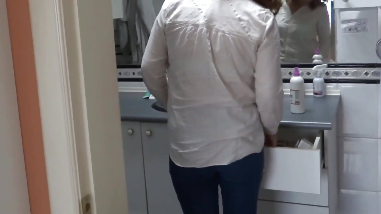 My sister-in-law loves showing off while she asks me to show her my cock and jerk off