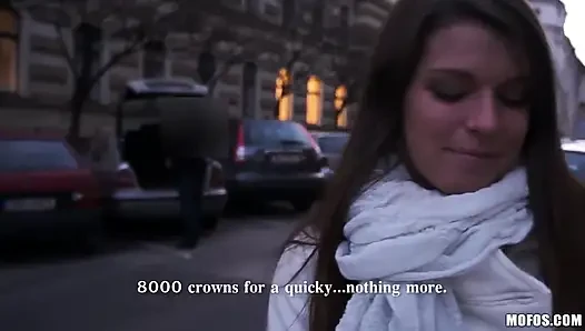 Öffentliche pickups -amateur-brünette mona lee lutscht schwanz und nimmt ladung