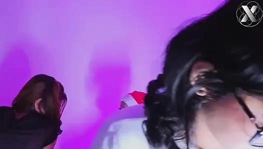 Kanepeye Şeffaf Bir Dildo ile Seks Edildi