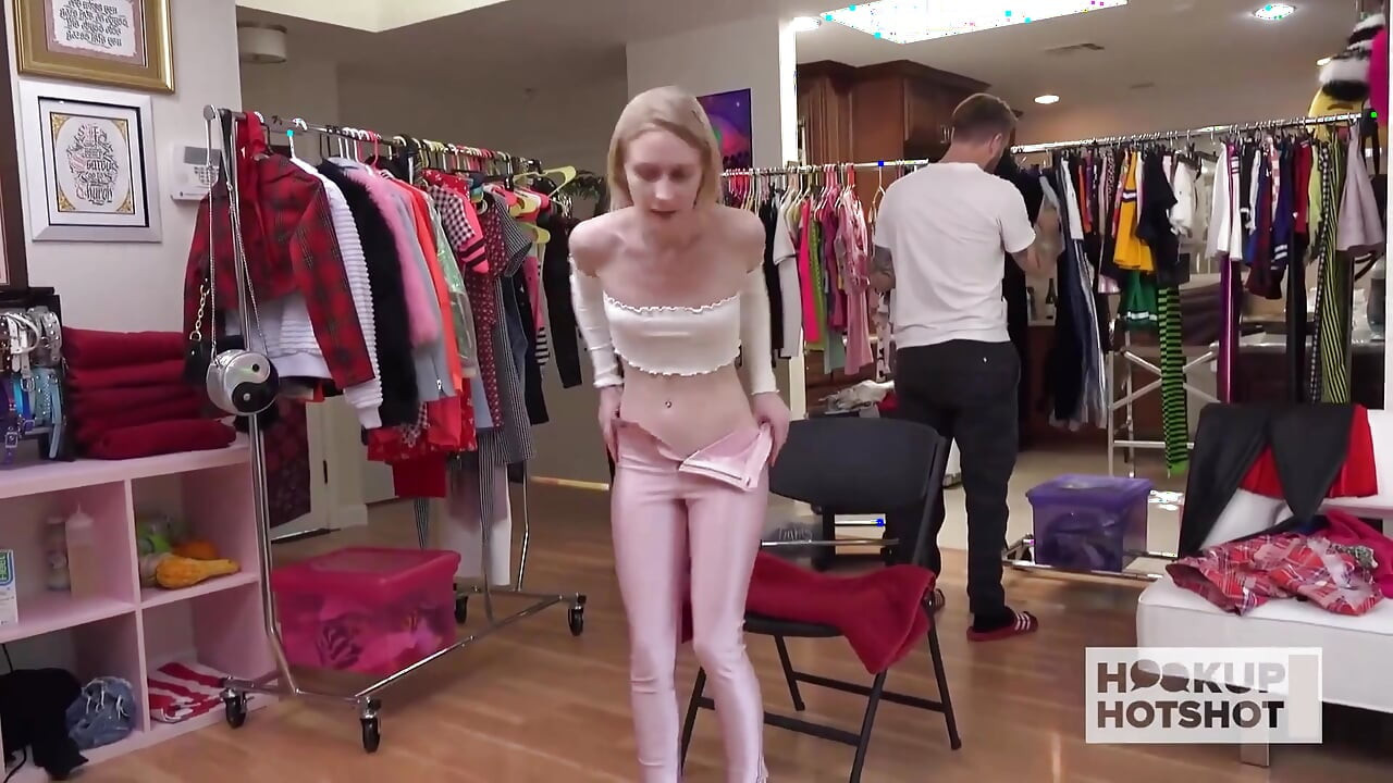 Bts - gagica minionă Emma Starletto îl întreabă pe Bryan Gozzling pentru sex dur