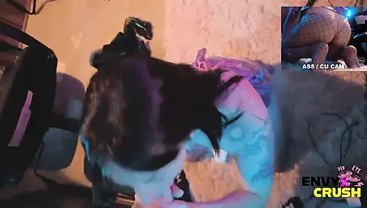 Gadis gamer dengan stoking jala lagi asik berlutut