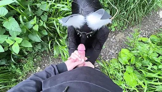 Bir yabancıyı mastürbasyon yaparken yakaladım ve ona parkta lezzetli bir sakso çektim.