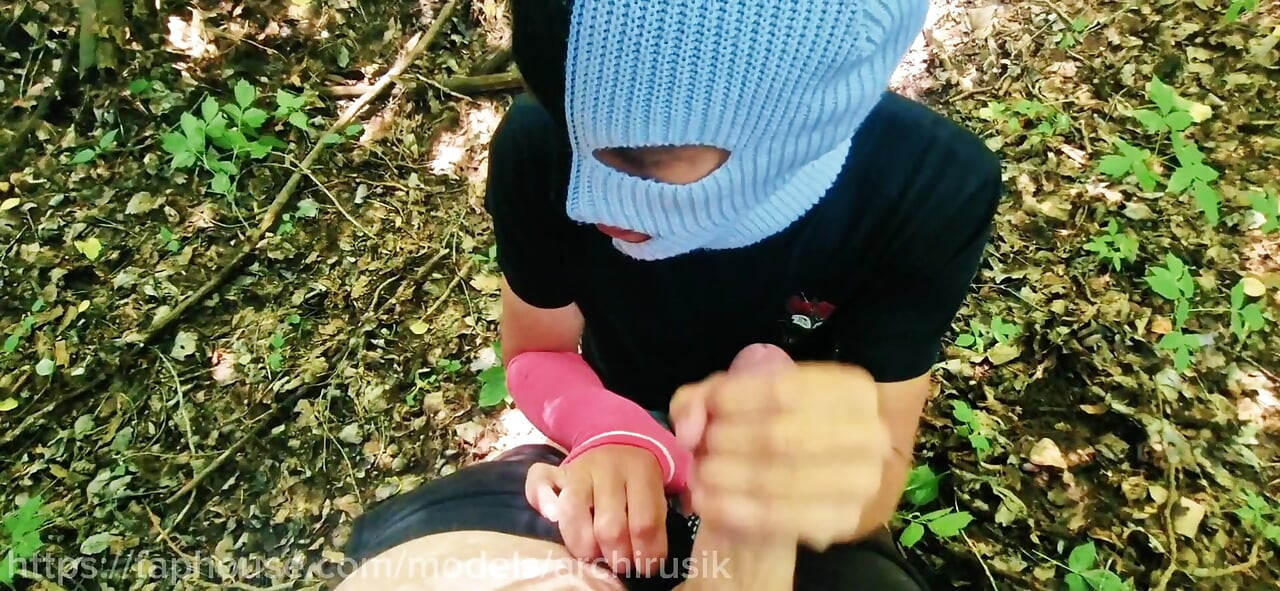 Twinks with Big Dicks Fuck During Breaks in the Park Without Condoms Until They Cum