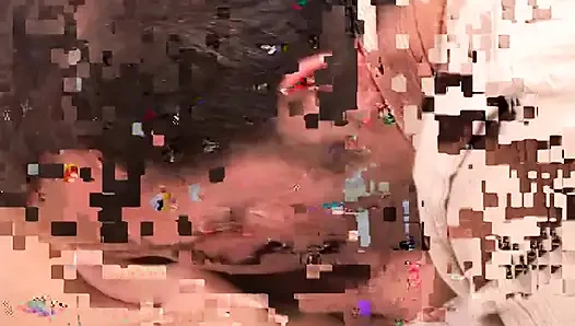 Güzel memeli yaramaz sürtük oturma odasında gırtlağına kadar alıyor ve yarak alıyor