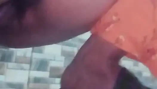 Muncrat di kamar mandi memekku
