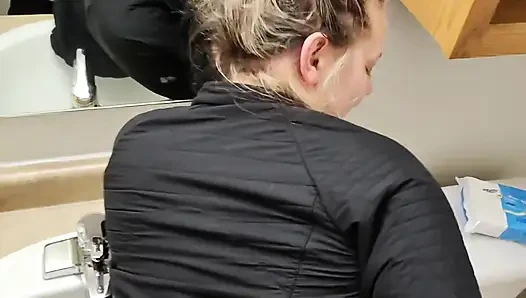 Partiden sonra azgın evli kadınla banyoda sinsi seks