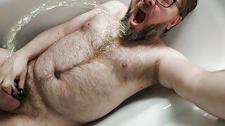 Alguns esportes aquáticos de castidade solo no banho para este urso com sede de mijo