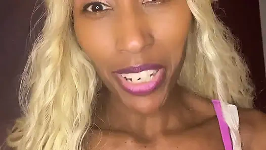 Sarışın diğer kızlardan daha iyi yarak / dildo emiyor mu?