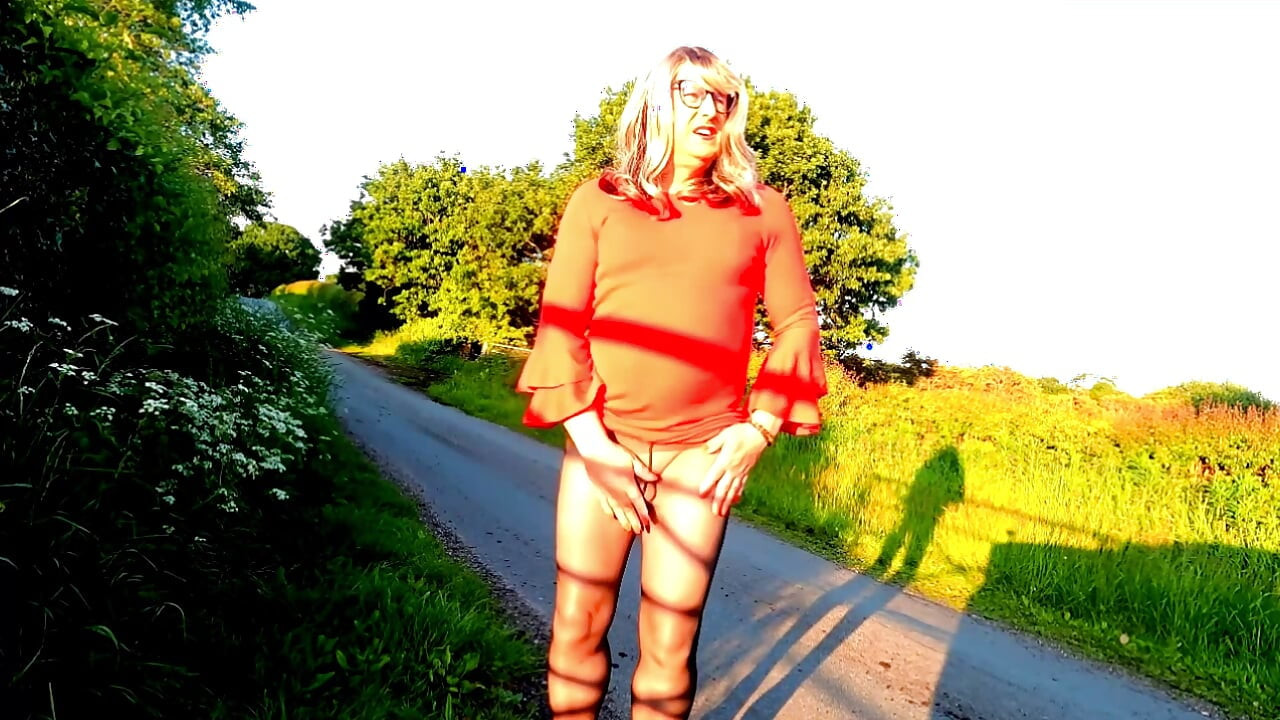 Amateur crossdresser Kellycd2022 masturbating in the sun