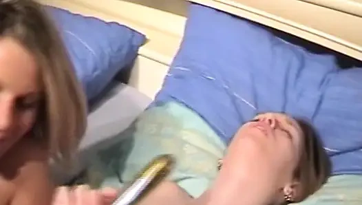 Немецкие блондинки в чулках занимаются лесбийским развлечением в спальне