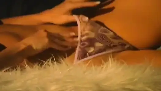 Грудастую брюнетку вылизывают и пальцами до оргазма