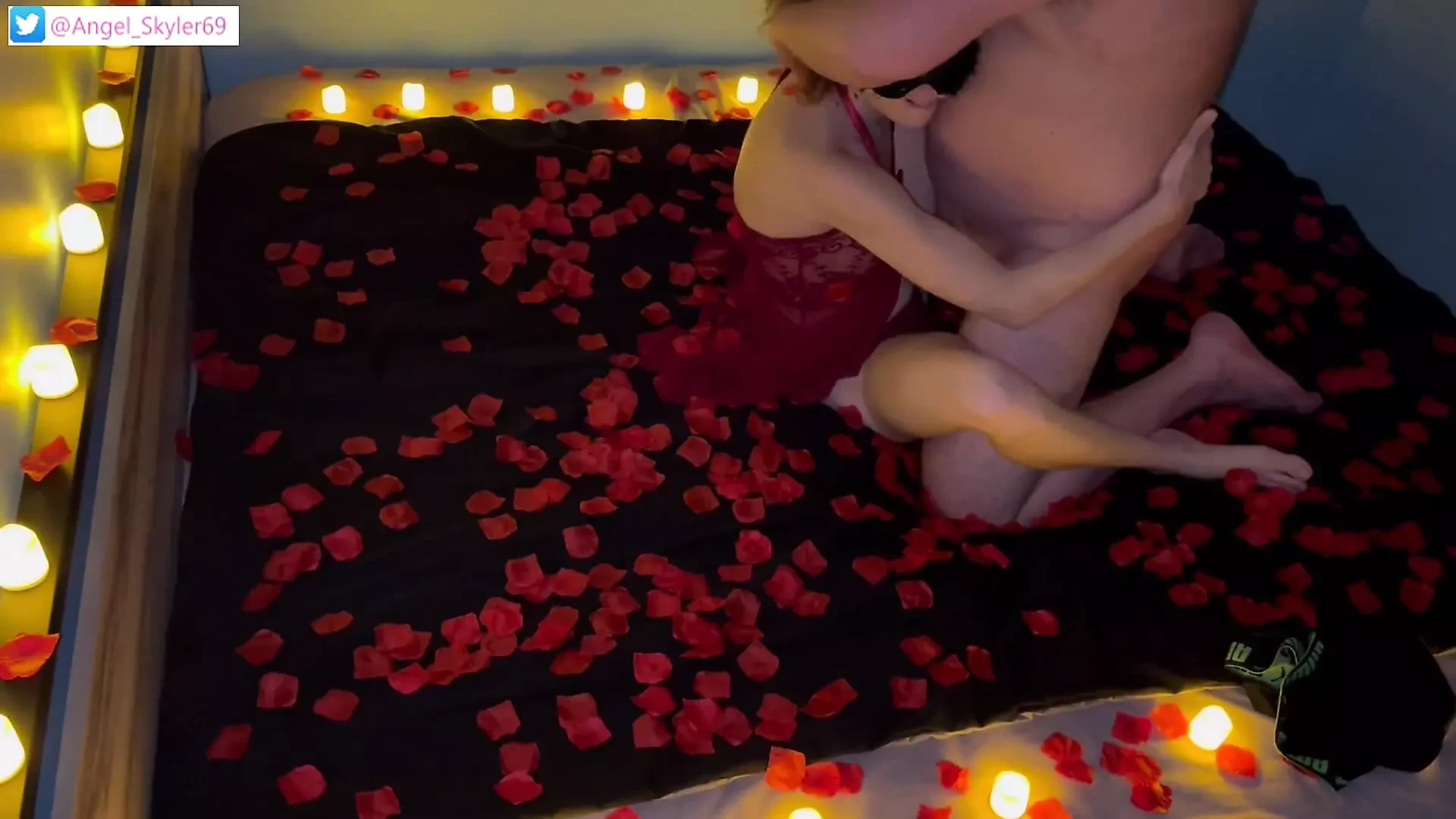 Spezieller valentinstag unter kerzenlicht und rosenblättern
