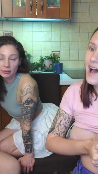 As meia-irmãs mais amadas beijam profundamente com língua | Clipe 2