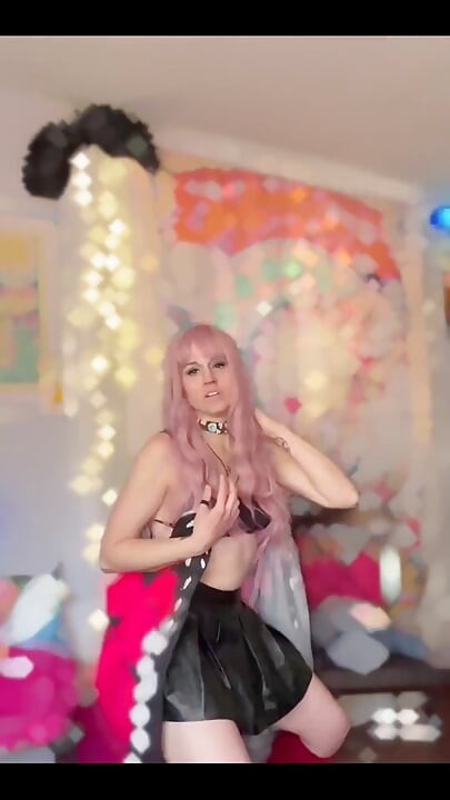 Orta yaşlı seksi kadın dans ediyor!