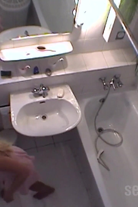 Plavuša u hotelskoj kupaonici