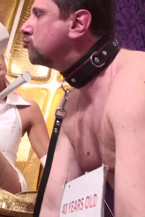 Îi place să-i lingă tocurile albe