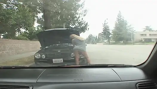 Azgın genç kaltağın uzun pompalanmış döl kovası dölle dolu güzel görünüyor