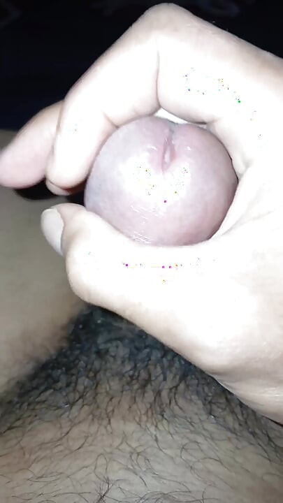 白色的大鸡巴射在鸡巴上，直到它爆炸，浓稠的精液涂抹在世界上最大的阴茎上