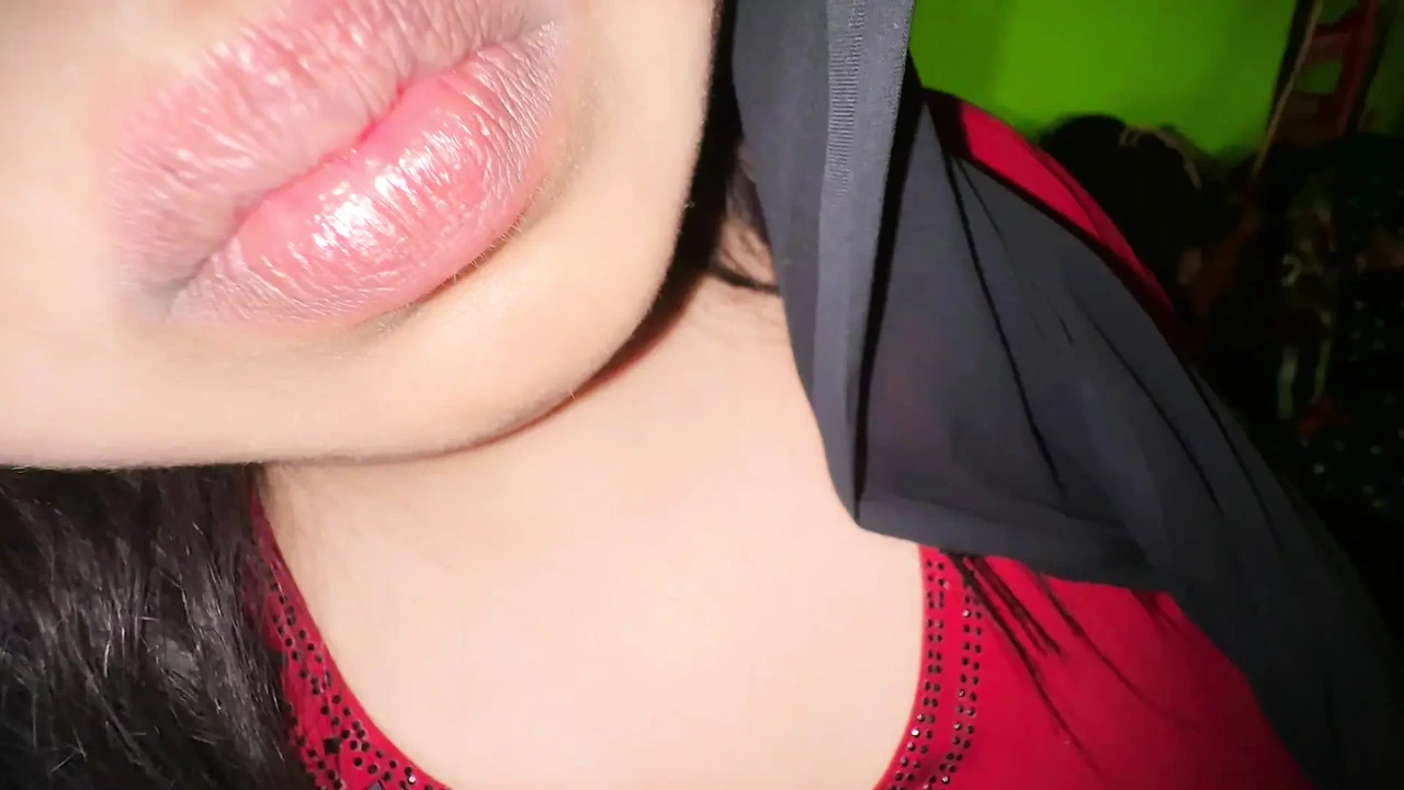 我的表妹喜欢我们一个人在她家里做爱，Bbw 阿拉伯女孩邀请她的邻居过来，想要他的大鸡巴