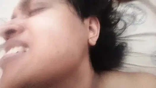 Hintli üvey annem ağzına boşalıyor
