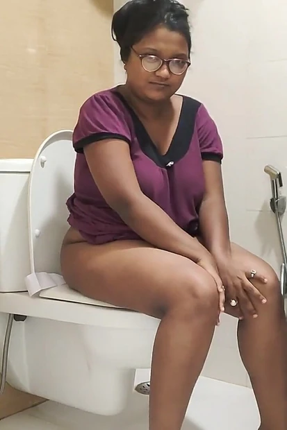 Watch This Curvy Indian Girl Masturbate on the Toilet