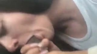 Chica cachonda satisface a su novio negro en el coche