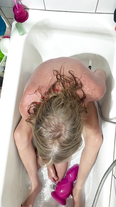 Lizzy Yum OCTOBER 2026 bathing masturbation