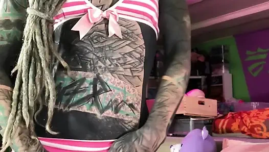 Cewek imut bertato bertato kacamata dengan lingerie bulu dientot dildo ukuran XL