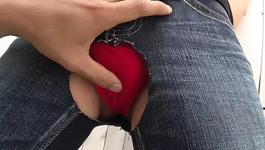 Dünnes mädchen stöhnt vor vergnügen, als sie von einem riesigen schwanz durch gerissene jeans gefickt wird