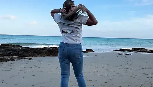 In Engen Jeans Am Öffentlichen Strand Pinkeln