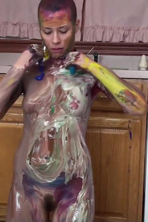 Bald chick Shelly paints her naked body