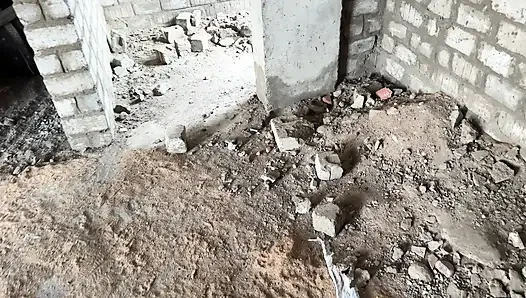 Sevimli kızla inşaat binasının altında açık havada seks, sıkı amcık seksi