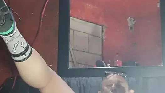 Ateşli 🤤 sütünü boşaltana kadar açgözlü götümün içinde göt tıkacı ve şişme taşaklarla şortumu açıyorum