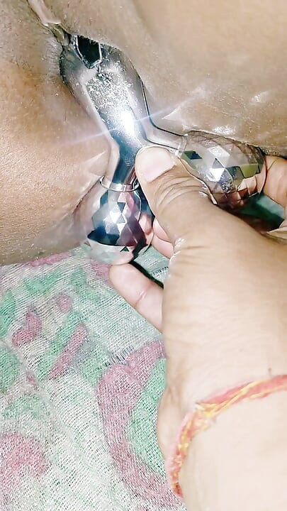 Akeli bhabhi ne chut ki chudai toy se kiya