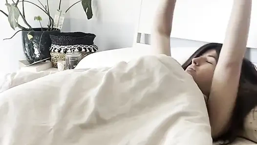 Solo - Uyanıyorum ve kendim dildo yapıyorum