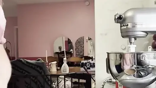 Толстушка на кухне