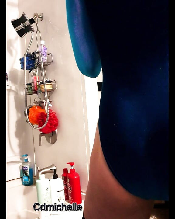 다른 바디수트를 입은 크로스드레서 Michelle