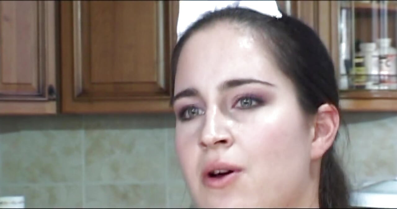 Güzel memeli seksi ev hanımı büyük amatör yarakla sikiliyor ve ağzına boşaltıyor