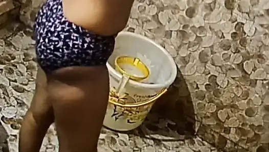 Cewek seksi india dengan toket besar lagi mandi dan ganti baju