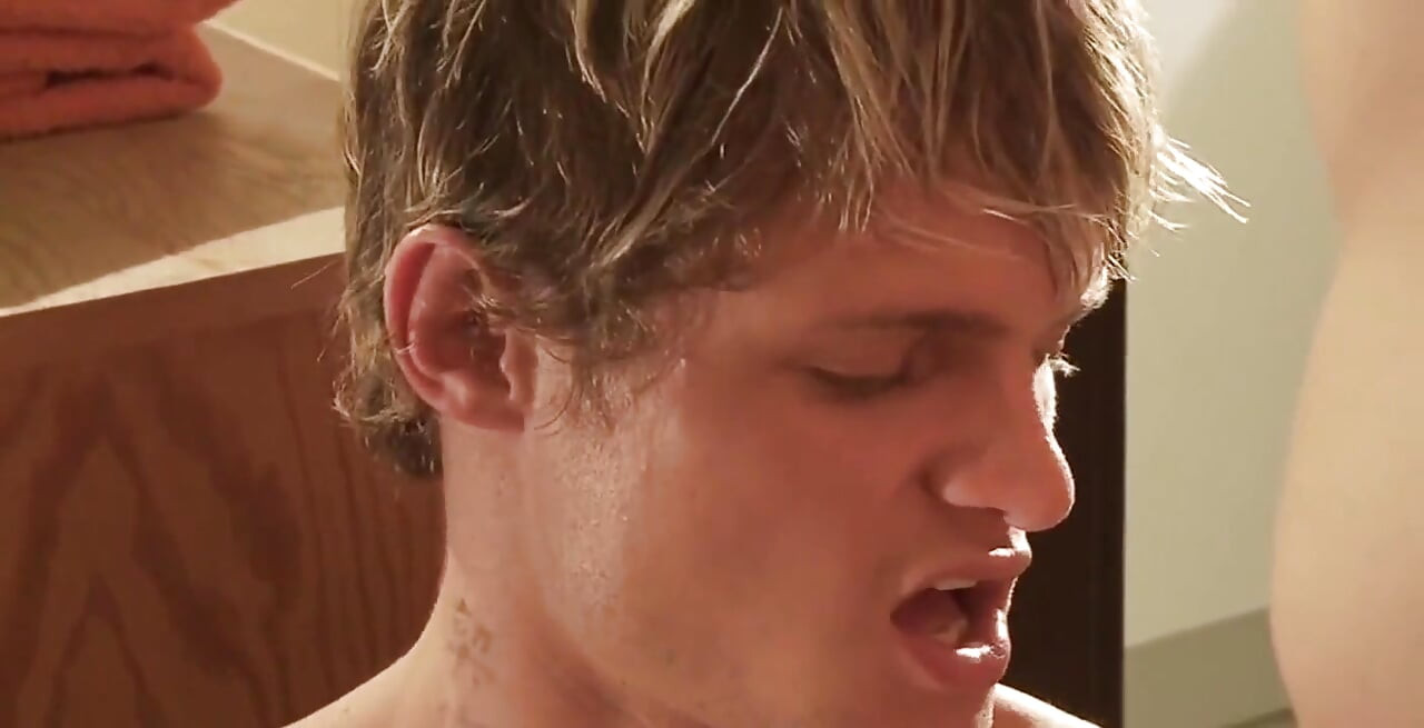 汤姆米和同伴在他们的晨间游戏中.