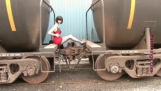 Train Tramp, in geschichteten Nylons - Nylonschlampe schleicht sich in den Railway Yard