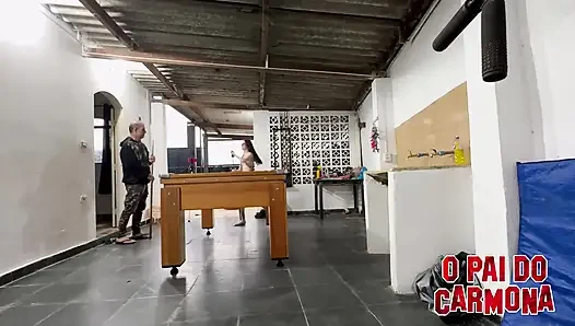 Игра в бильярд, оставляя плохой Мелли голой