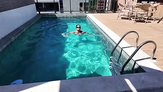 Üvey anne halka açık havuzda üvey oğlunu baştan çıkarıyor ve sakso çekiyor