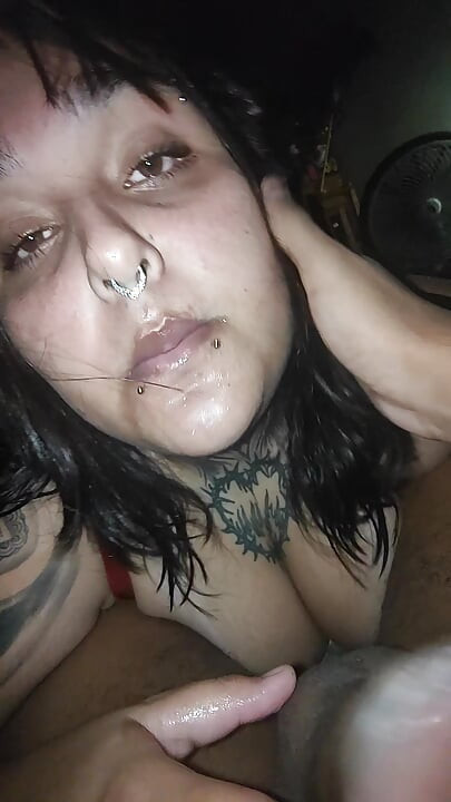 我丰满的继妹在我们被发现之前给我一个早安口交