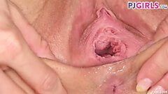 Pjgirls Chrissy Fox își întinde pizda roz, dezvăluind clitorisul