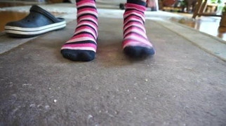 Meine Fuesse in den Socks meiner Schwester