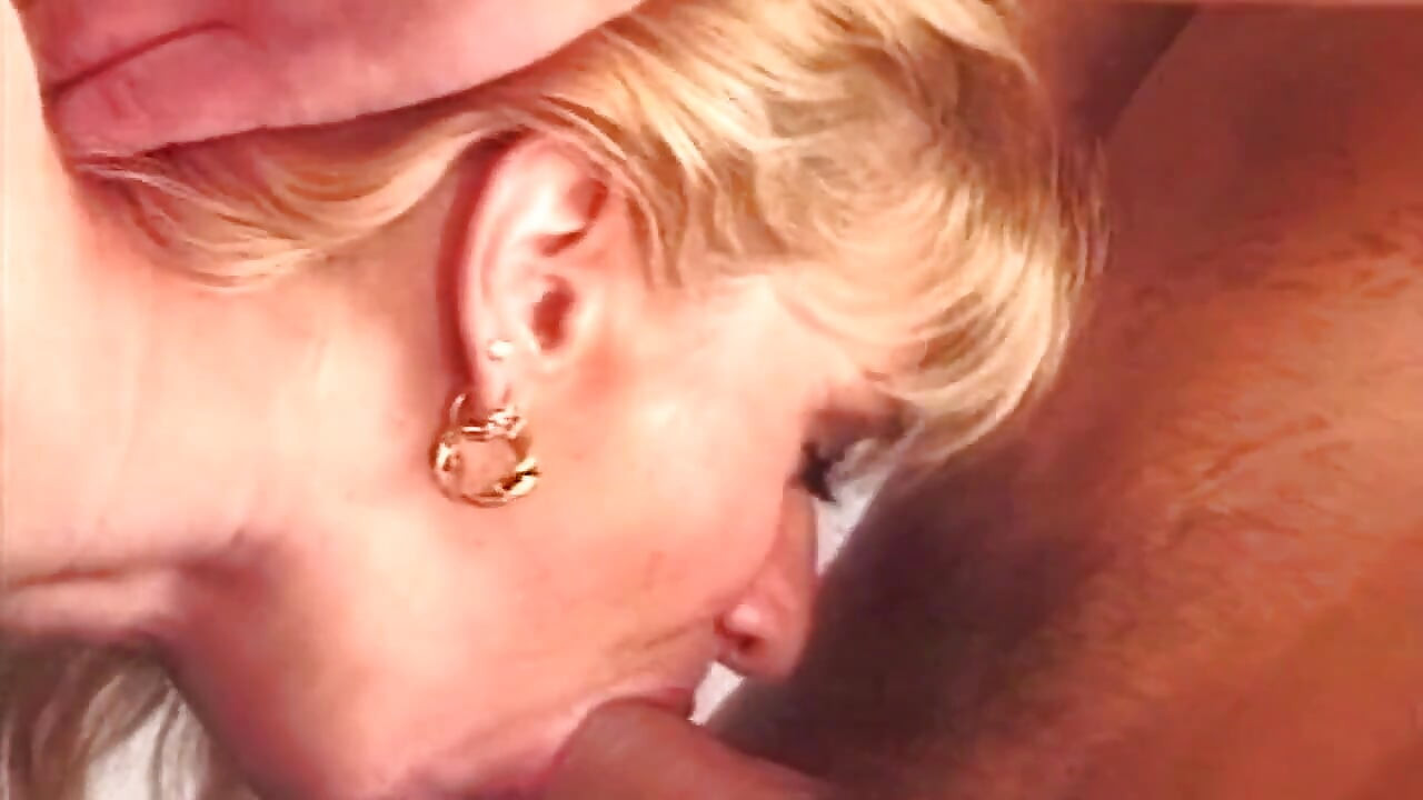Caliente milf goteando mojado de intenso golpe en la mesa de billar