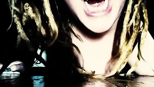 Babi bersembunyi di bawah tempat tidurku sekarang saatnya bagiku untuk memainkan permainanku (tidak ada audio)