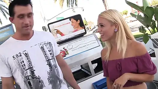 Хорошенькая миниатюрная крошка изо всех сил пытается вписаться в огромный член в ее мокрую киску